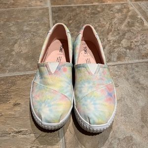 Toms sneakers size 6.5